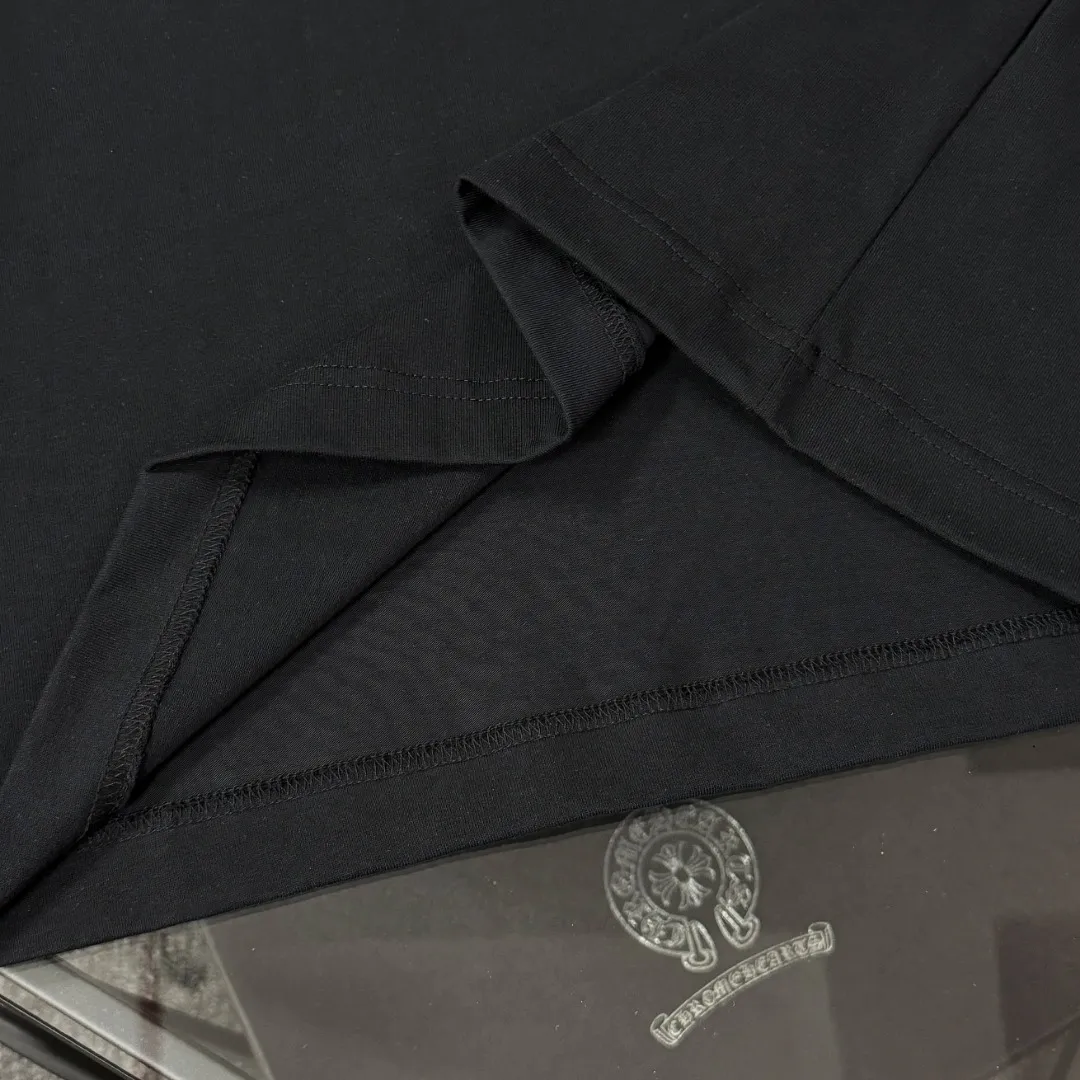 P180 Chrome Hearts Chrome Hearts 25 high-end versions. The fabric is made of 300 grams of high-density pure cotton. It does not deform or shrink. It has three labels. It is the same style for men and women. Technology: suede foaming + digital printing. Color: white, black. SIZE: S-XL.